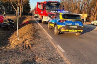 Motocyklem wyprzedzał auta, nagle wjechał w znak. 33-latka zabrał śmigłowiec LPR