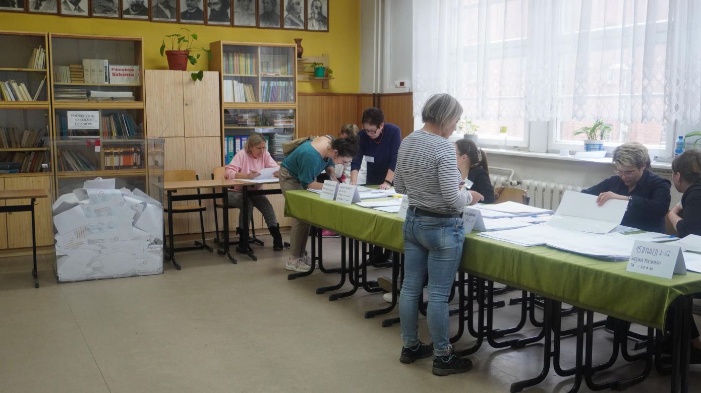 Wybory samorządowe 2024. Olsztynianie ruszyli do urn. Zobacz zdjęcia
