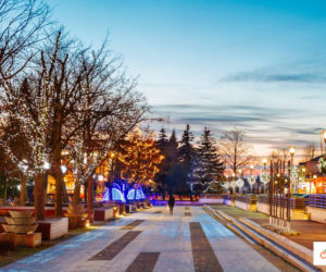 Bełchatów: Miasto rozbłysło tysiącem światełek! Bożonarodzeniowe iluminacje robią wrażenie 