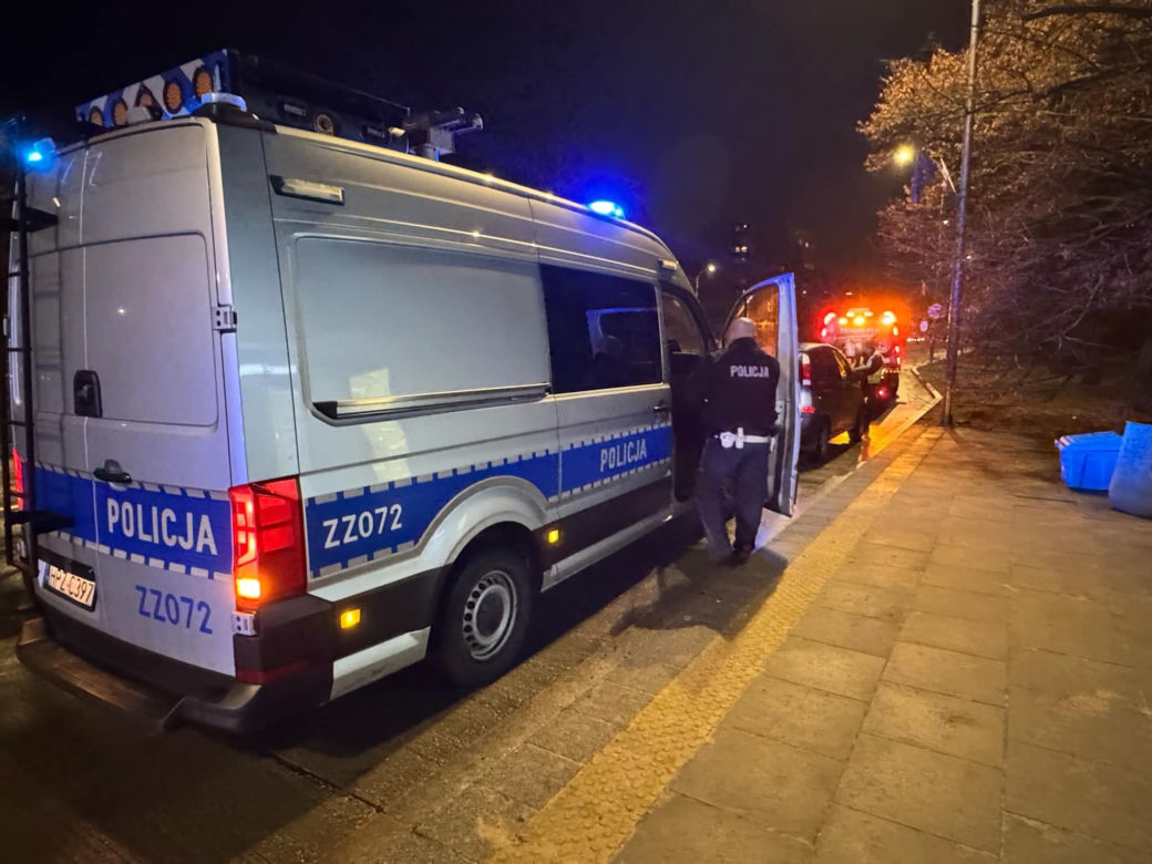 Kolejne potrącenie w Warszawie. Ofiarą młoda kobieta. "Uderzyła głową w przednią szybę"
