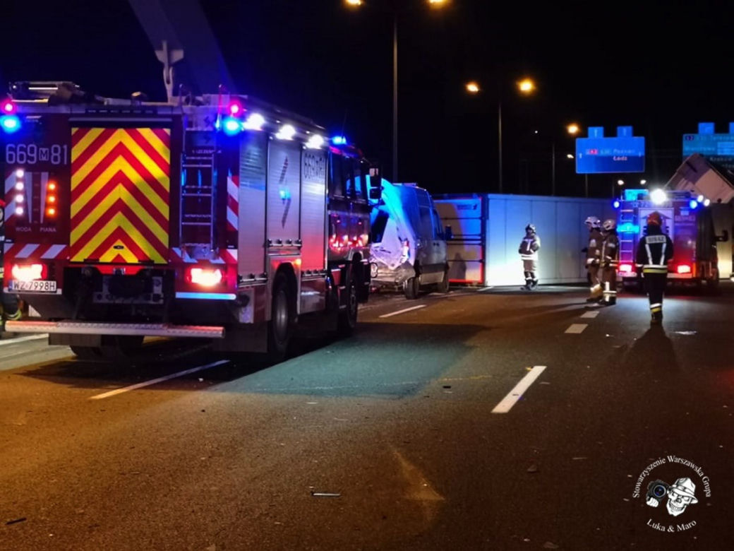 Wypadek na S8, TIR wjechał w drogowców