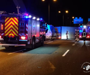 Wypadek na S8, TIR wjechał w drogowców