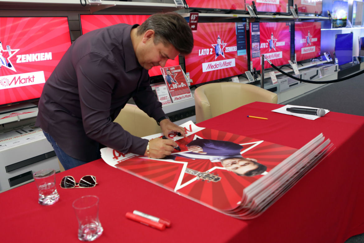 Koronawirus w Polsce: Zenek Martyniuk bez maseczki w Media Markt