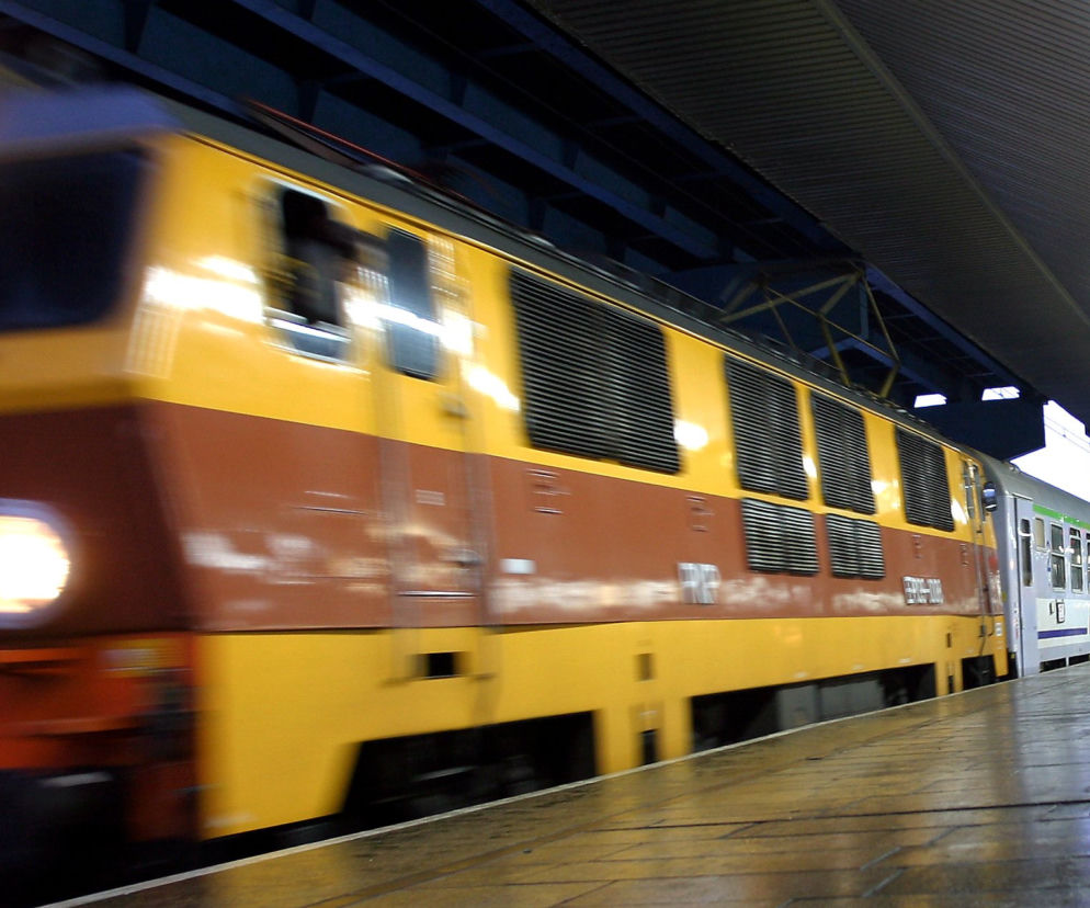 Pkp pociąg tory dworzec