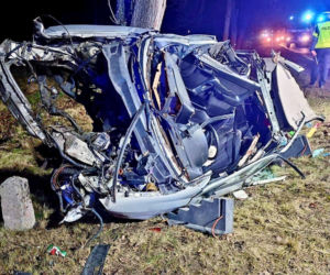 Makabra na drodze pod Legnicą. Auto zmiażdżone, kierowca nie żyje