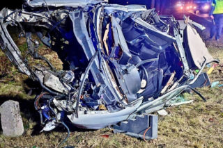 Makabra na drodze pod Legnicą. Auto zmiażdżone, kierowca nie żyje