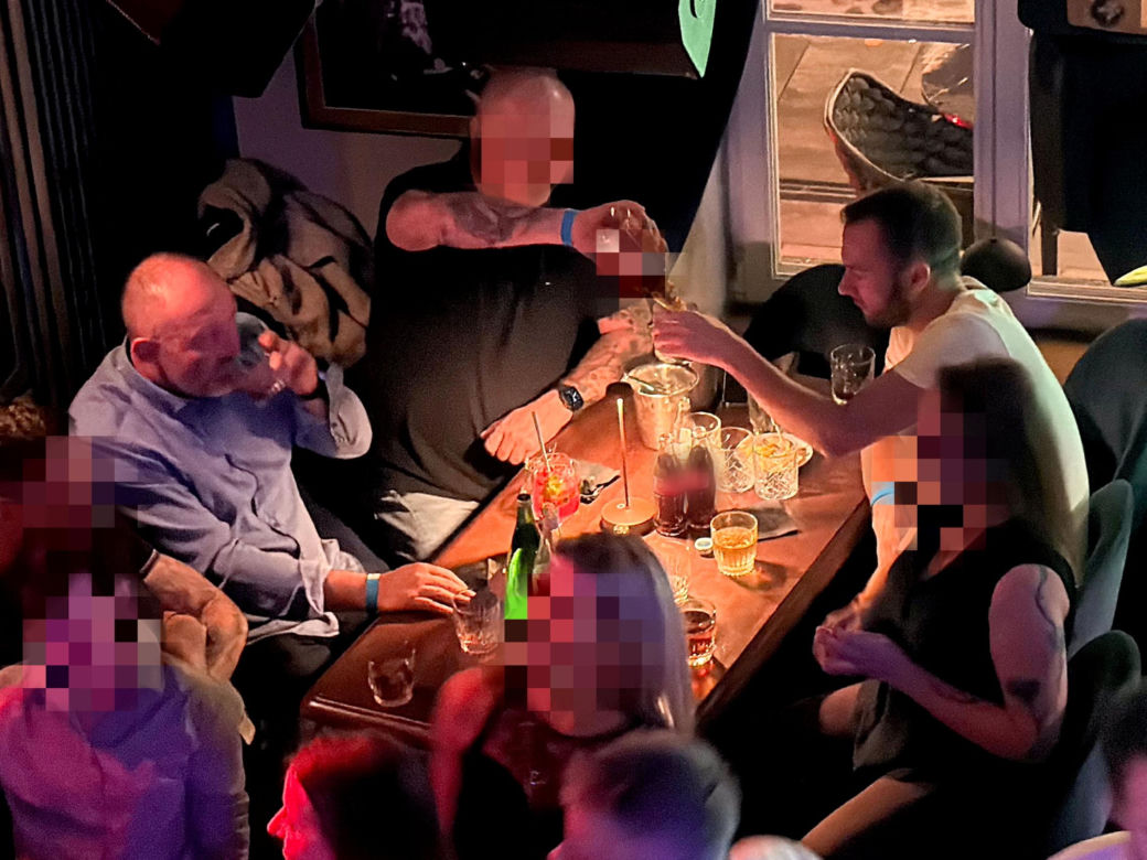 Posłowie Bartosz Romowicz i Piotr Górnikiewicz po wieczornym głosowaniu przyjechali do klubu Piano Bar