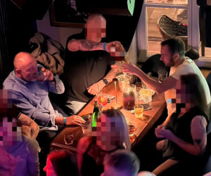 Posłowie Bartosz Romowicz i Piotr Górnikiewicz po wieczornym głosowaniu przyjechali do klubu Piano Bar