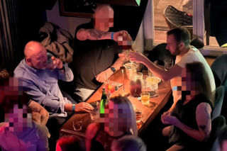 Posłowie Bartosz Romowicz i Piotr Górnikiewicz po wieczornym głosowaniu przyjechali do klubu Piano Bar