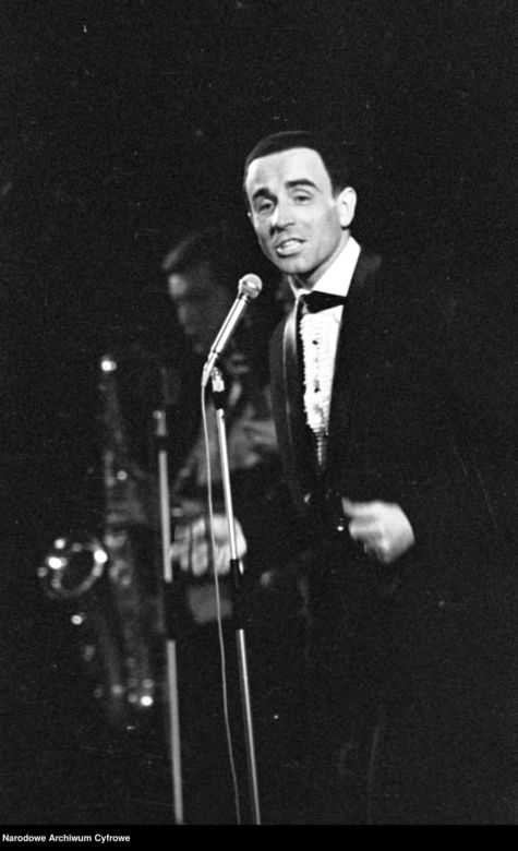 Koncert Marleny Dietrich oraz zespołu Niebiesko-Czarni w Sali Kongresowej w Warszawie. Czesław Niemen (wówczas jeszcze Czesław Wydrzycki) podczas występu, 1964 r.