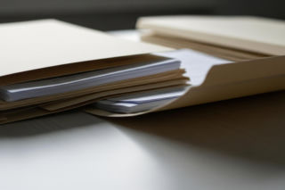 Antoni Macierewicz oskarżony. Co ujawniono w aktach sprawy?