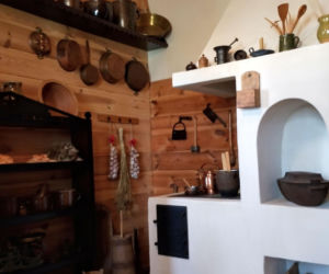 Unikalna wieś w Świętokrzyskiem. Szklany dom w Ciekotach przyciąga turystów