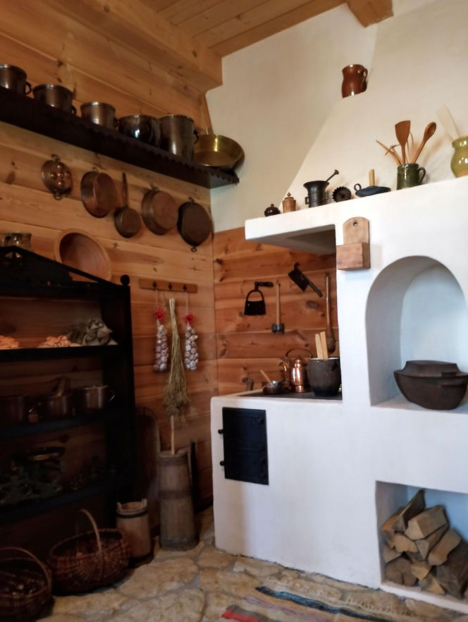 Unikalna wieś w Świętokrzyskiem. Szklany dom w Ciekotach przyciąga turystów