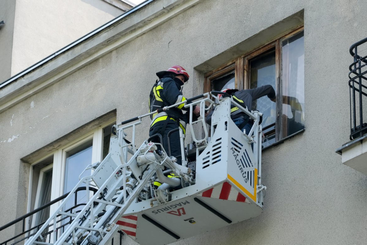  Poszukiwana kobieta zabarykadowała się w mieszkaniu