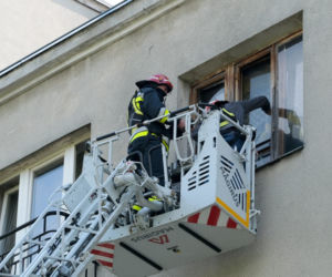  Poszukiwana kobieta zabarykadowała się w mieszkaniu