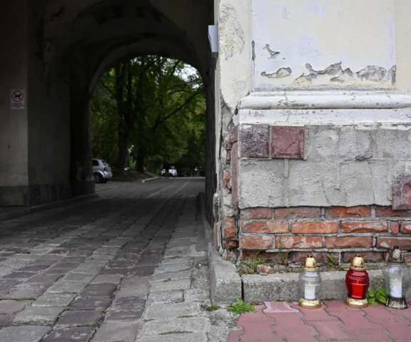 Ksiądz rzucił się na nożownika i uratował życie innych
