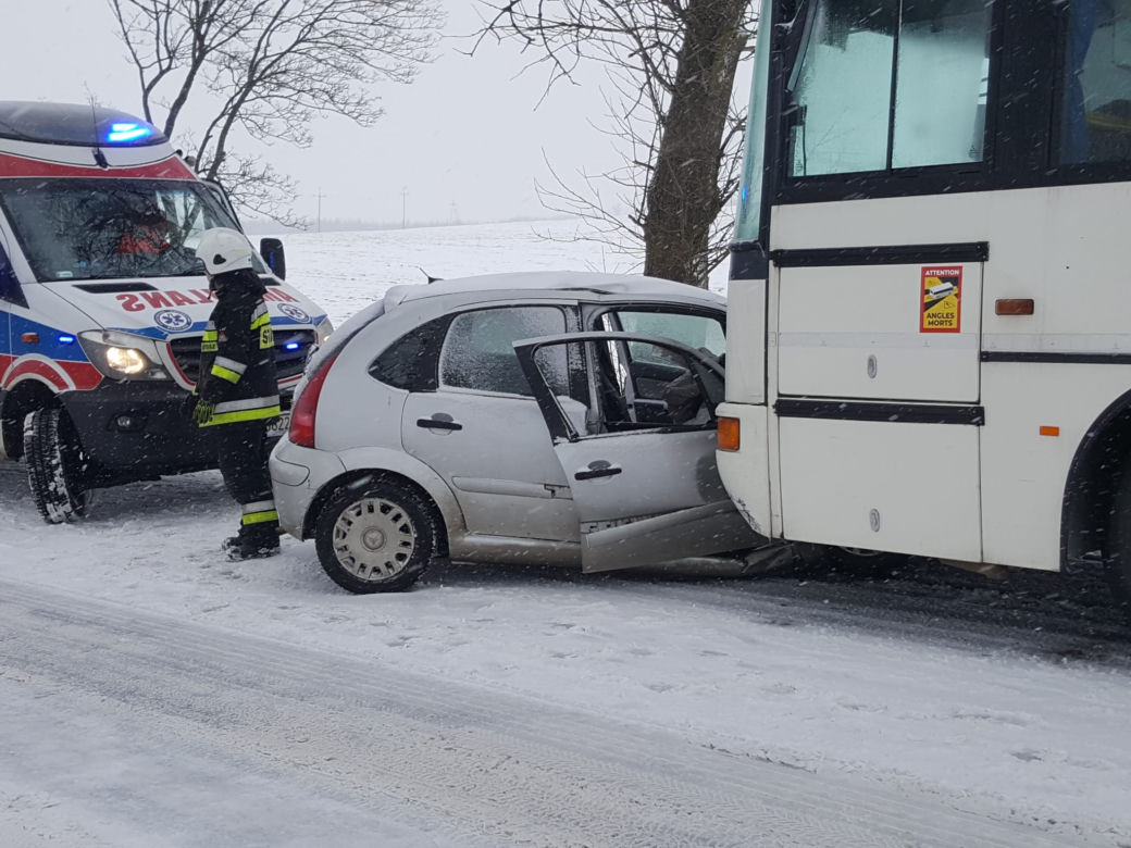 Seria groźnych zdarzeń drogowych po opadach śniegu