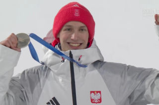 Kacper Tomasiak odebrał srebrny medal igrzysk olimpijskich. Niewiarygodne, kto mu go wręczał! [GALERIA]