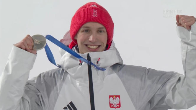 Kacper Tomasiak odebrał srebrny medal igrzysk olimpijskich. Niewiarygodne, kto mu go wręczał! [GALERIA]