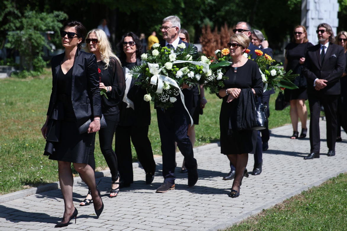 Jan A.P. Kaczmarek został pochowany na cmentarzu Rakowickim. Tłumy pożegnały wybitnego kompozytora