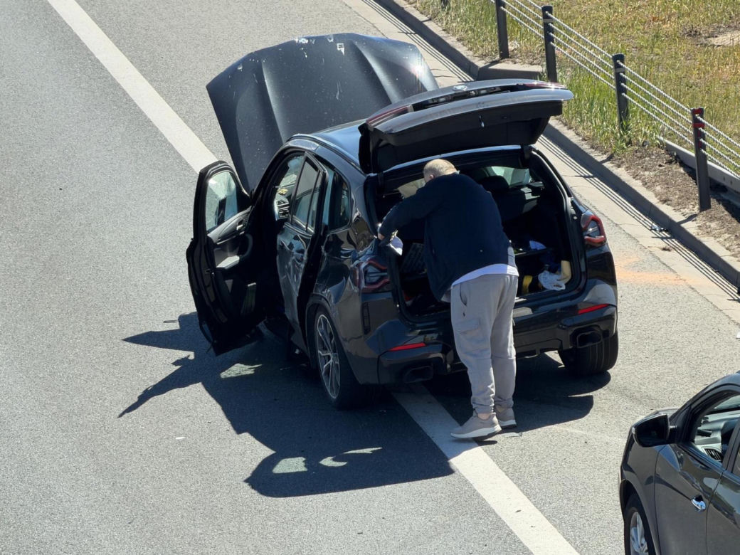 BMW dachowało na S2. Kawałki roztrzaskanej karoserii poharatały inne auta!