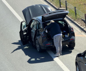 BMW dachowało na S2. Kawałki roztrzaskanej karoserii poharatały inne auta!