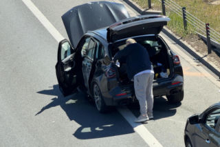 BMW dachowało na S2. Kawałki roztrzaskanej karoserii poharatały inne auta!