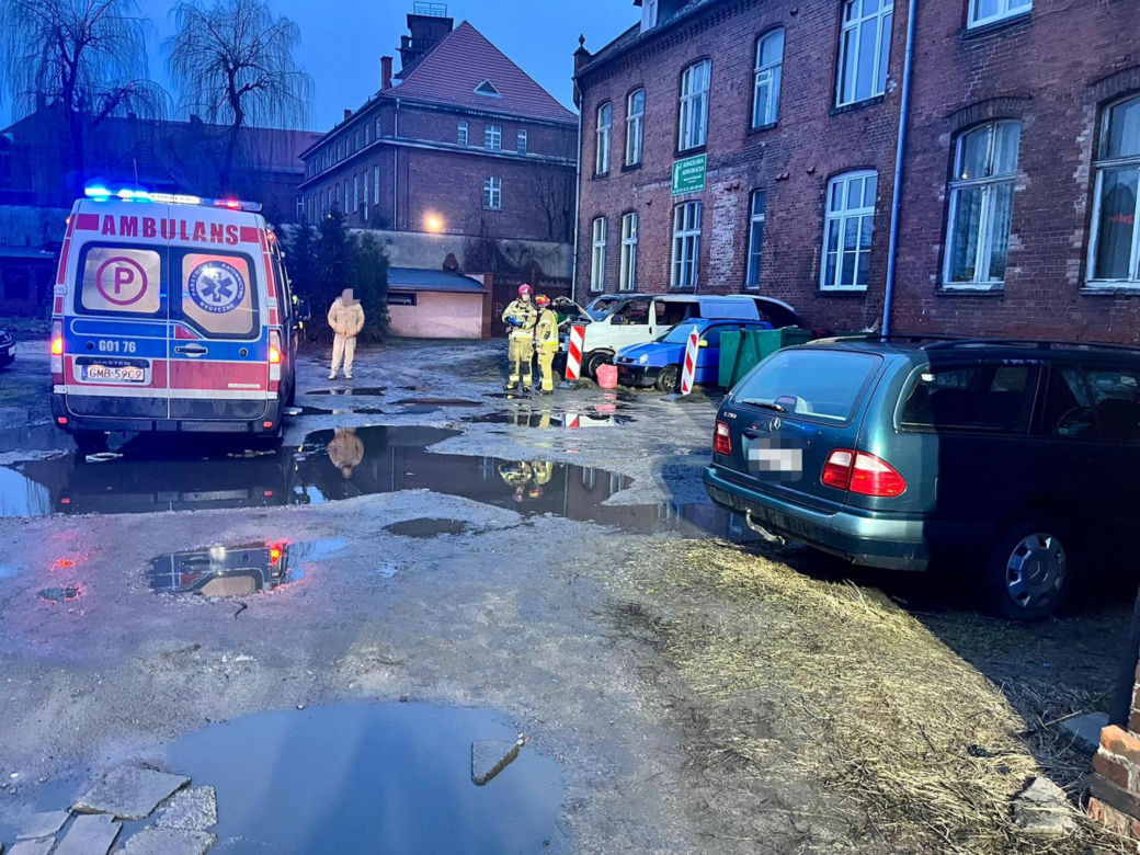 Malbork. Pożar busa na parkingu. Strażacy wyciągnęli z pojazdu nieprzytomnego mężczyznę [ZDJĘCIA].