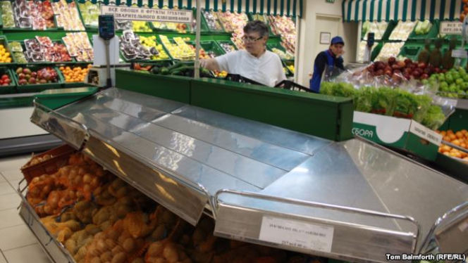 Puste półki w rosyjskich supermarketach