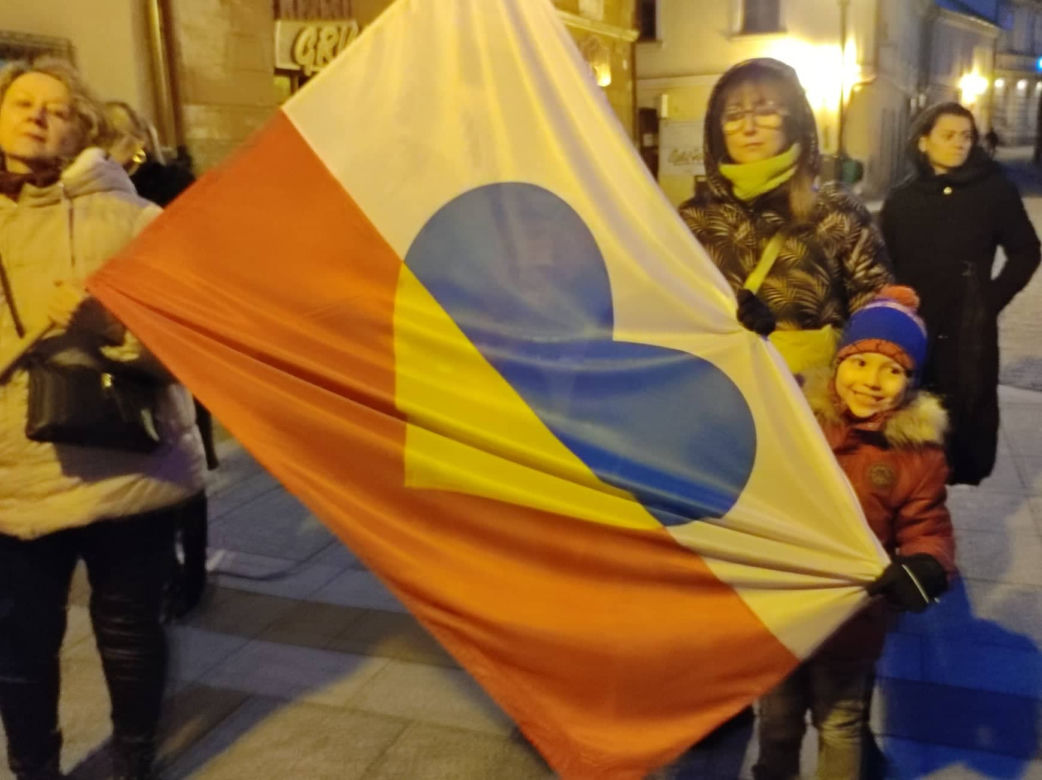 Tarnów pokazał solidarność z Ukrainą. Zapłonęły żółte-niebieskie znicze [ZDJĘCIA]