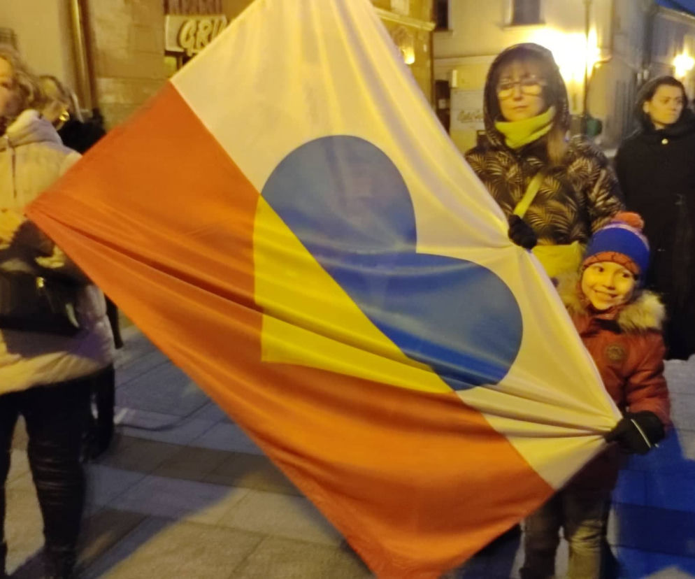 Tarnów pokazał solidarność z Ukrainą. Zapłonęły żółte-niebieskie znicze [ZDJĘCIA]