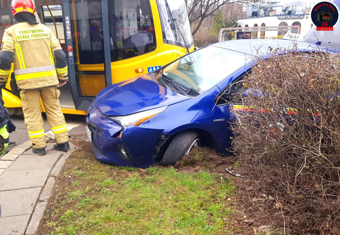 Taksówka z pasażerem zmieciona przez rozpędzony tramwaj! Groźny wypadek w centrum Warszawy