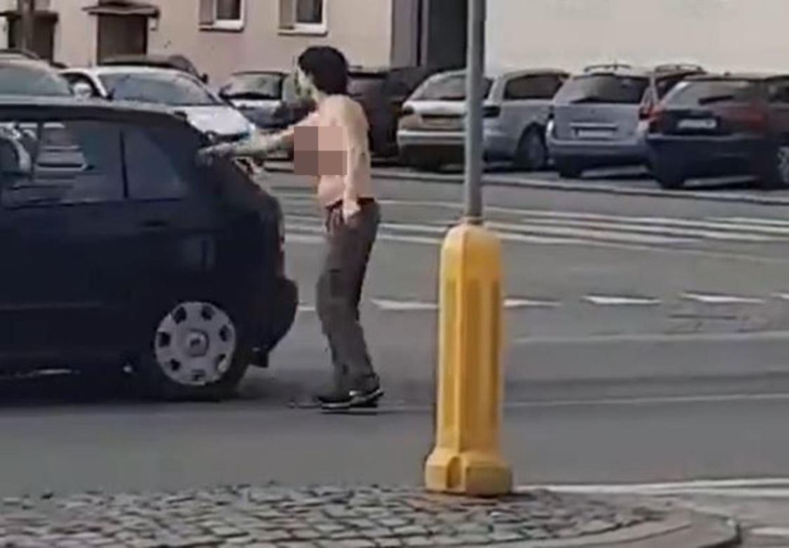Awantura w centrum Opola z rozebrana kobietą