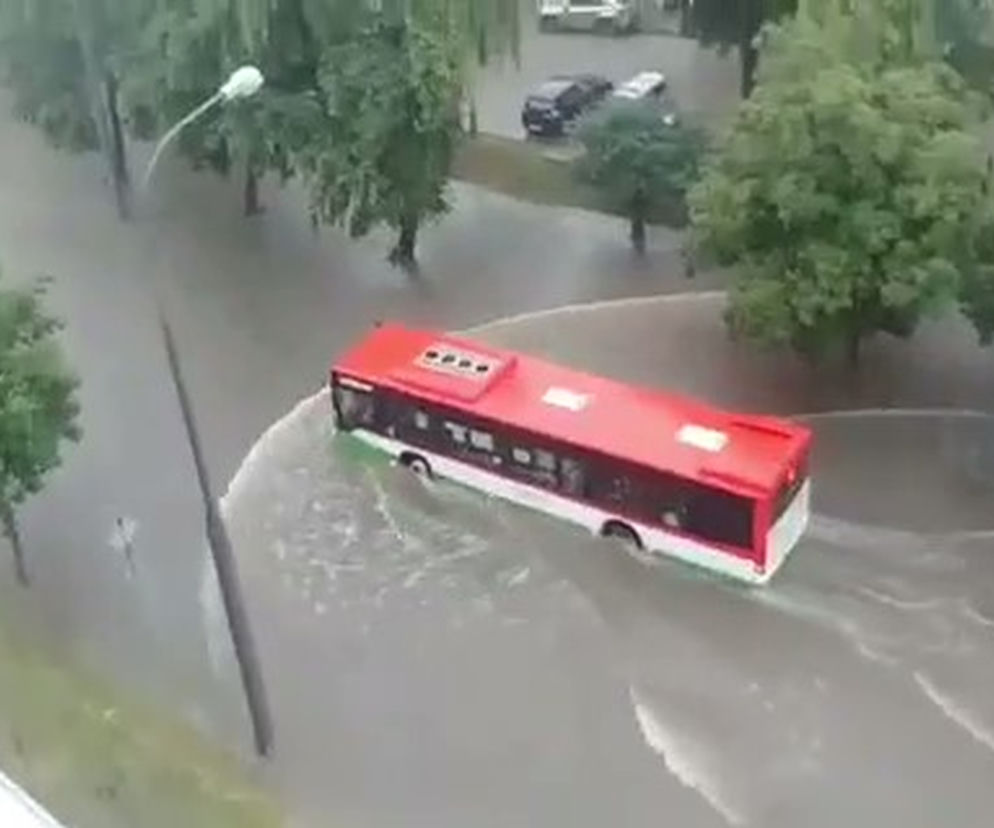 Autobus MPK „płynął” przez ulicę! Krajobraz po burzy w Lublinie