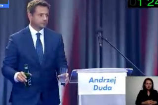 Afrykańskie warunki podczas konferencji. Zasłabła dziennikarka