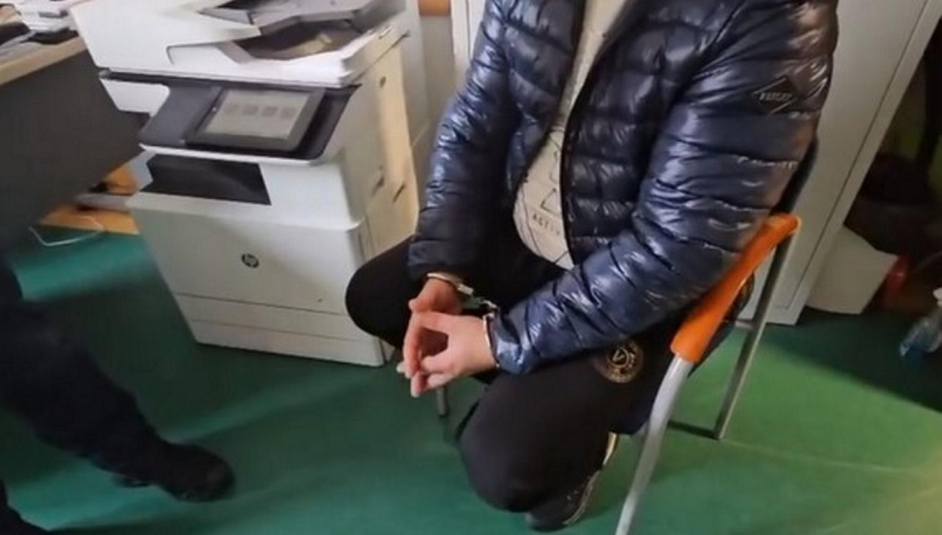 Policja zatrzymała recydywistę z narkotykami, bronią i milionem złotych!
