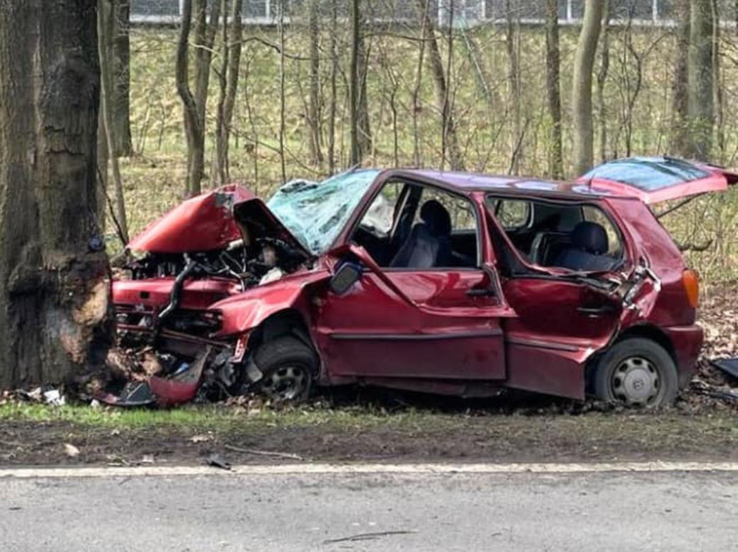 Tragiczny wypadek w Bytomiu. Samochód uderzył w drzewo