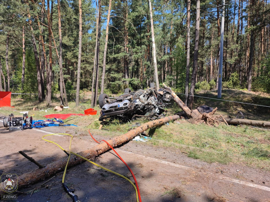 Podlaskie. Tragiczny wypadek na dk 64. Dachowała osobówka. Nie żyje jedna osoba