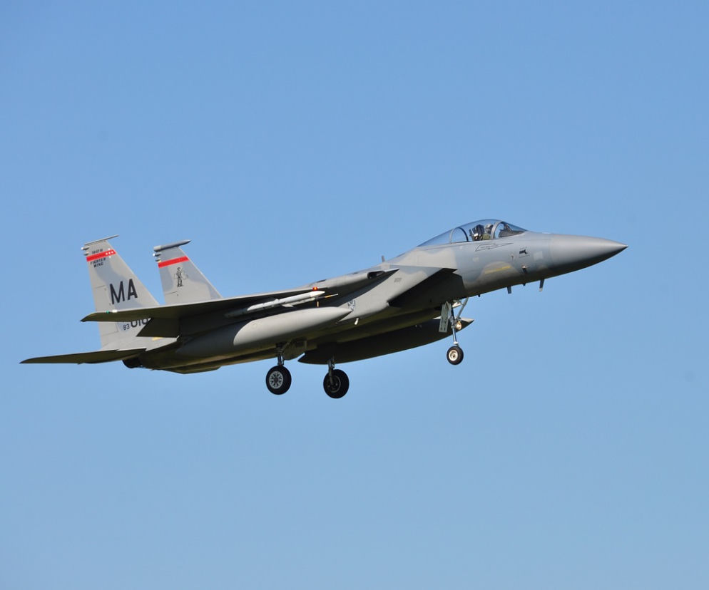 Awaryjne lądowanie samolotu F-15 w Powidzu