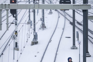 Holandia/ Setki odwołanych lotów, chaos na kolei i rekordowe korki z powodu ataku zimy