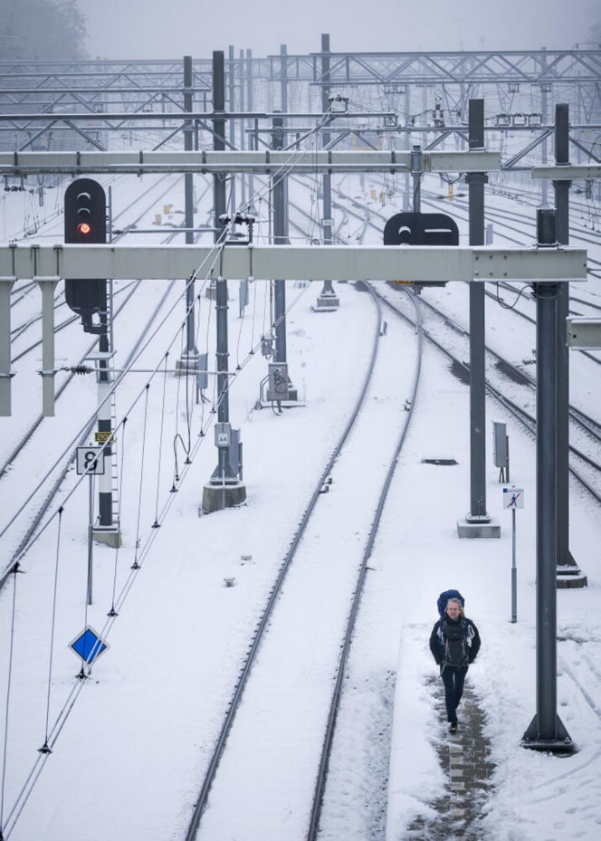 Holandia/ Setki odwołanych lotów, chaos na kolei i rekordowe korki z powodu ataku zimy