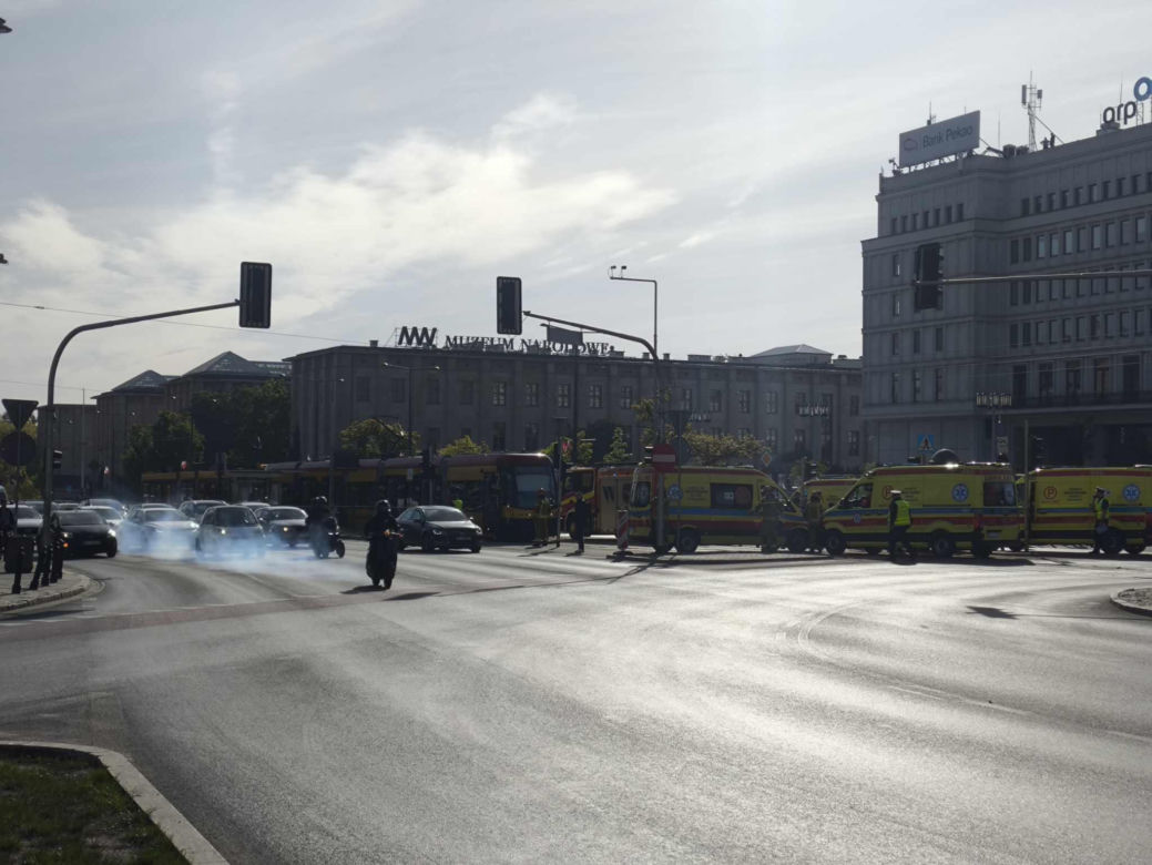Zderzenie tramwajów w centrum Warszawy. 13 osób rannych, ruch tramwajowy wstrzymany