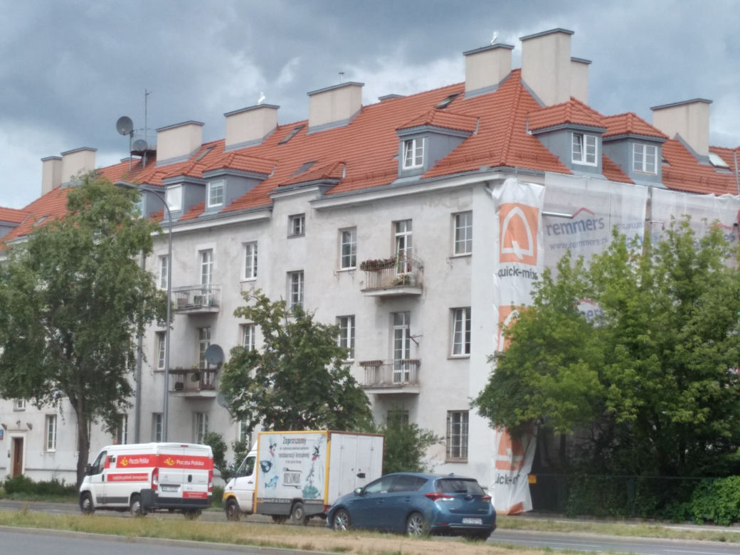 Zdeformowana balustrada balkonu przy Powsińskiej