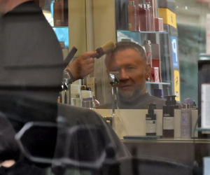Minister Kierwiński wpadł do fryzjera