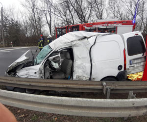 Tragiczny wypadek na S7: TIR zmiótł osobówkę z drogi