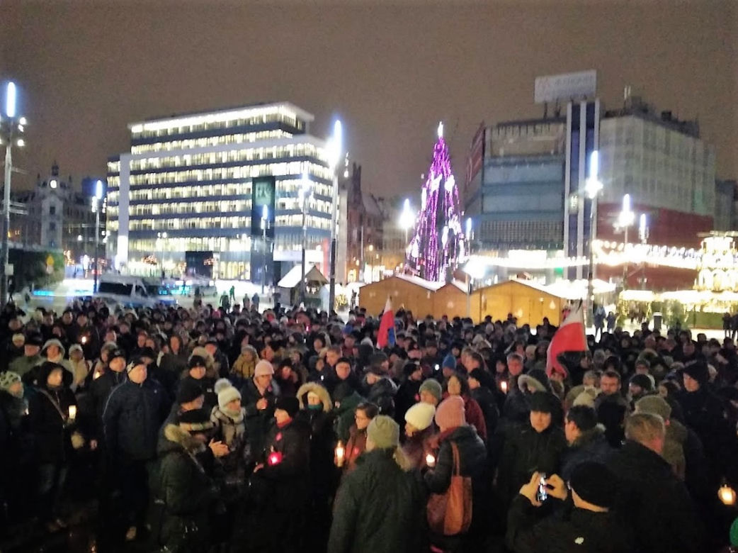 Katowiczanie solidarni z Gdańskiem. Milczący protest przeciwko przemocy przed Teatrem Śląskim [ZDJĘCIA, AUDIO]