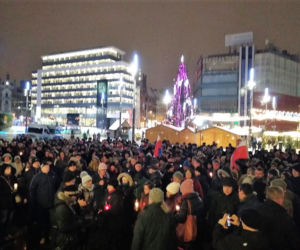 Katowiczanie solidarni z Gdańskiem. Milczący protest przeciwko przemocy przed Teatrem Śląskim [ZDJĘCIA, AUDIO]