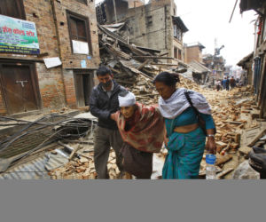 Ziemia pochłonęła Nepal