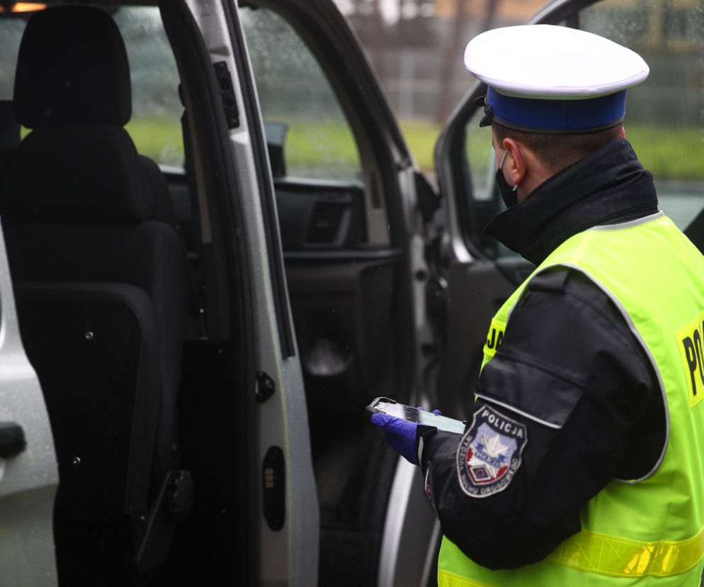 Pijany 18-latek wsiadł za kółko. Staranował znak i sygnalizator. Policjanci odkryli szokującą prawdę