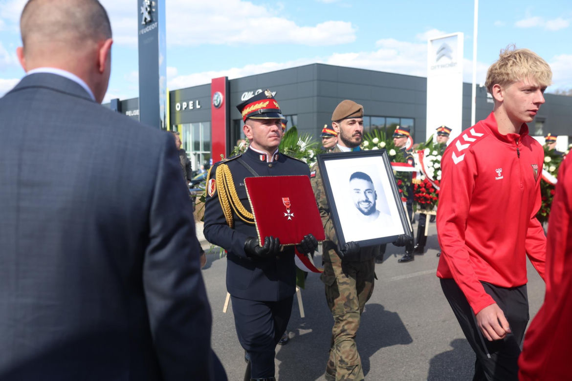 Polacy żegnają Łukasza Litewkę. Kondukt żałobny
